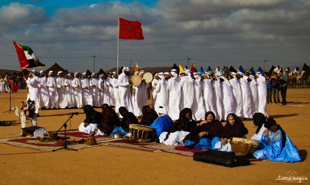 Au coeur du grand sud marocain, Tan-Tan est la porte du Sahara. Entre dunes de sable et océan, les peuples du désert se réunissent chaque mois de mai. Tourbillon de couleurs sur Itinera Magica.