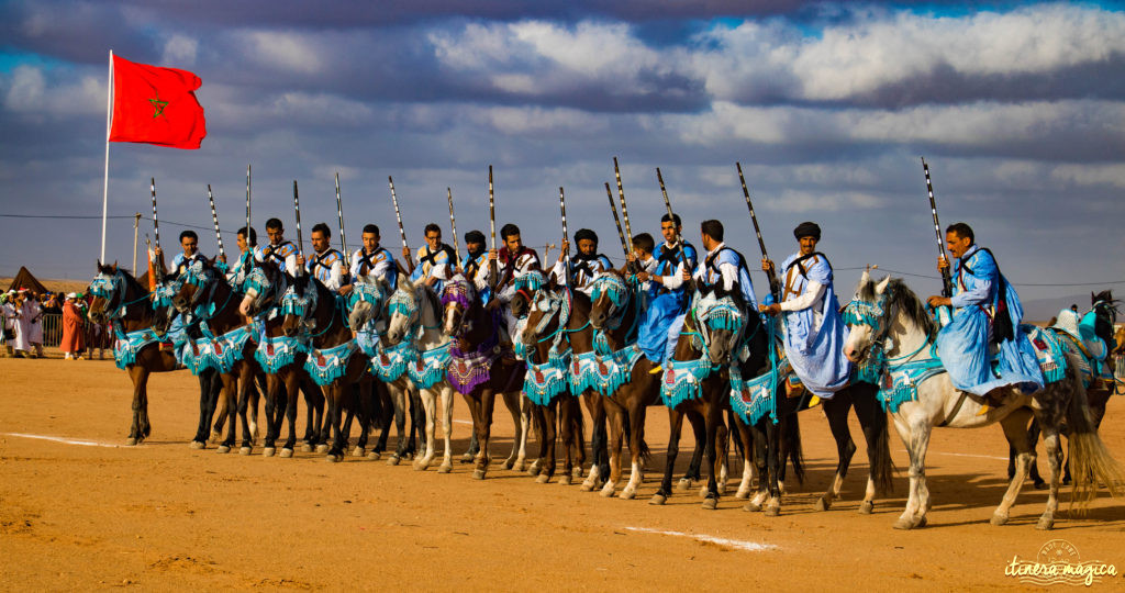 Au coeur du grand sud marocain, Tan-Tan est la porte du Sahara. Entre dunes de sable et océan, les peuples du désert se réunissent chaque mois de mai. Tourbillon de couleurs sur Itinera Magica.