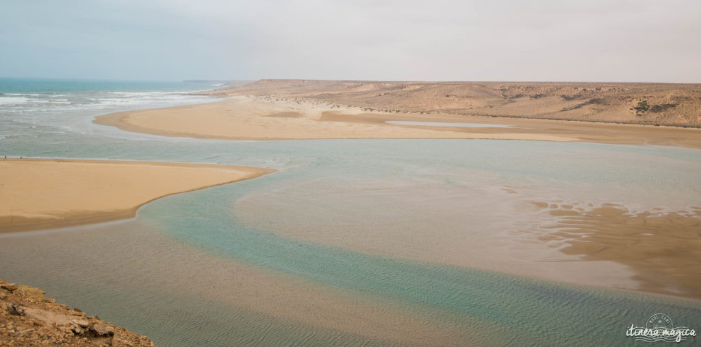 Au coeur du grand sud marocain, Tan-Tan est la porte du Sahara. Entre dunes de sable et océan, les peuples du désert se réunissent chaque mois de mai. Tourbillon de couleurs sur Itinera Magica.