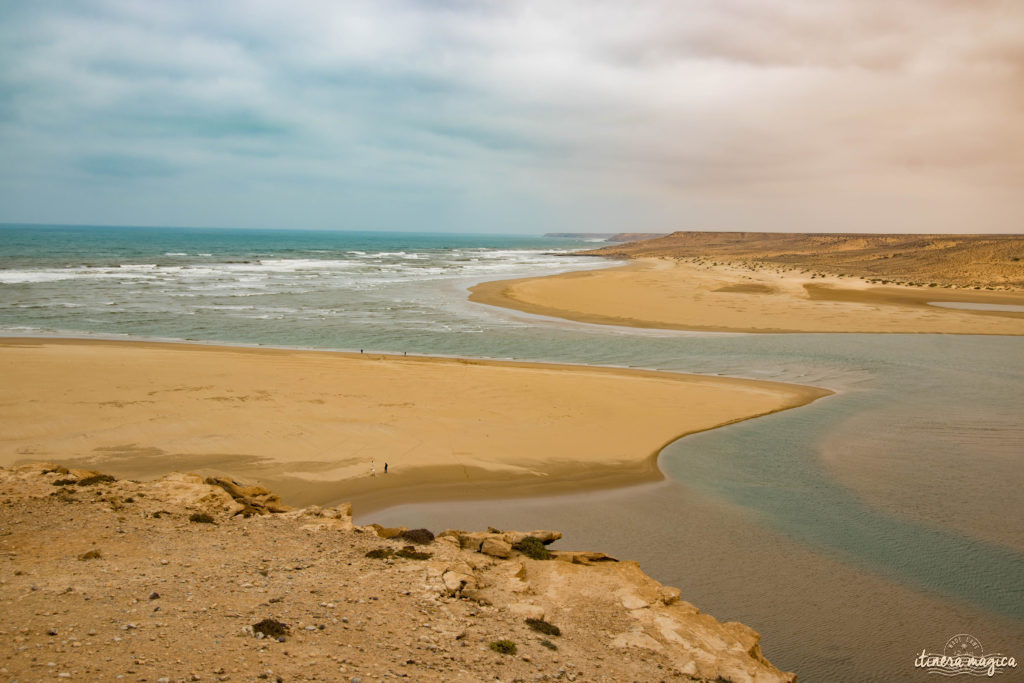 Au coeur du grand sud marocain, Tan-Tan est la porte du Sahara. Entre dunes de sable et océan, les peuples du désert se réunissent chaque mois de mai. Tourbillon de couleurs sur Itinera Magica.