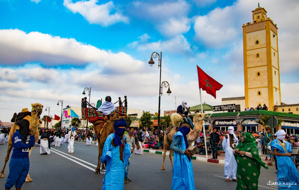 Au coeur du grand sud marocain, Tan-Tan est la porte du Sahara. Entre dunes de sable et océan, les peuples du désert se réunissent chaque mois de mai. Tourbillon de couleurs sur Itinera Magica.