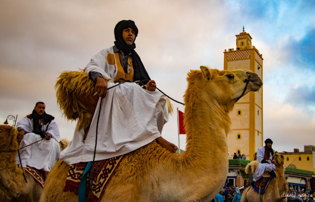 Au coeur du grand sud marocain, Tan-Tan est la porte du Sahara. Entre dunes de sable et océan, les peuples du désert se réunissent chaque mois de mai. Tourbillon de couleurs sur Itinera Magica.