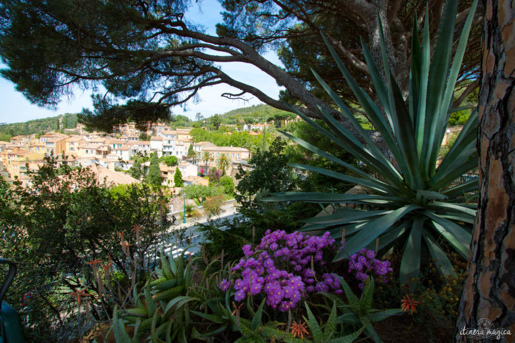 Un des plus beaux villages de la Côte d'Azur, une plage paradisiaque et la beauté du sentier du littoral : venez découvrir Bormes-les-Mimosas sur Itinera Magica