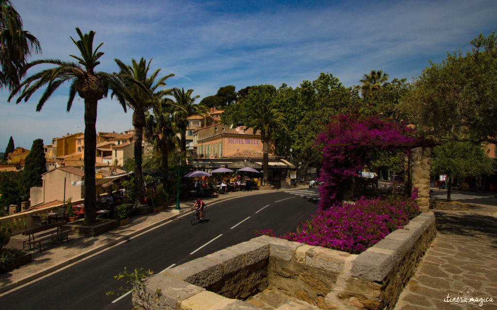 Un des plus beaux villages de la Côte d'Azur, une plage paradisiaque et la beauté du sentier du littoral : venez découvrir Bormes-les-Mimosas sur Itinera Magica