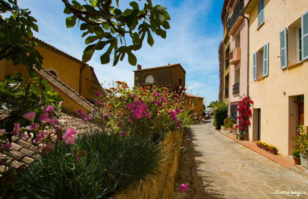 Un des plus beaux villages de la Côte d'Azur, une plage paradisiaque et la beauté du sentier du littoral : venez découvrir Bormes-les-Mimosas sur Itinera Magica