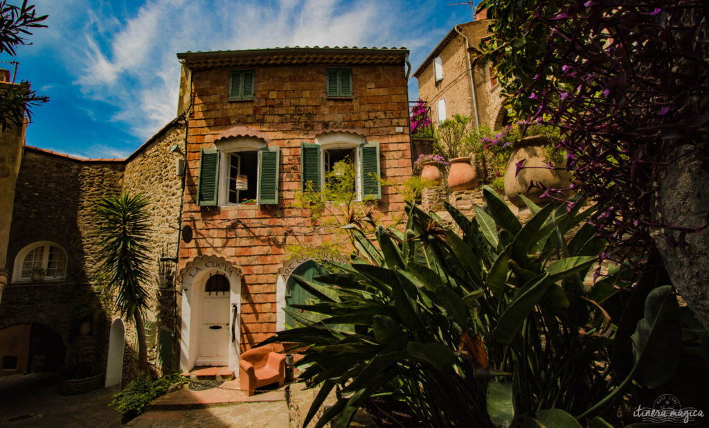 Un des plus beaux villages de la Côte d'Azur, une plage paradisiaque et la beauté du sentier du littoral : venez découvrir Bormes-les-Mimosas sur Itinera Magica