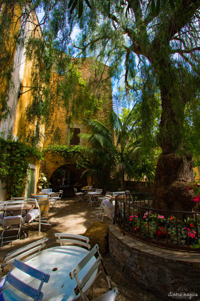 Un des plus beaux villages de la Côte d'Azur, une plage paradisiaque et la beauté du sentier du littoral : venez découvrir Bormes-les-Mimosas sur Itinera Magica