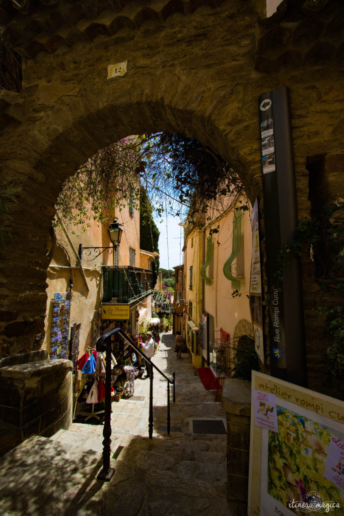 Un des plus beaux villages de la Côte d'Azur, une plage paradisiaque et la beauté du sentier du littoral : venez découvrir Bormes-les-Mimosas sur Itinera Magica