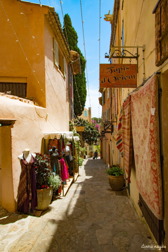 Un des plus beaux villages de la Côte d'Azur, une plage paradisiaque et la beauté du sentier du littoral : venez découvrir Bormes-les-Mimosas sur Itinera Magica