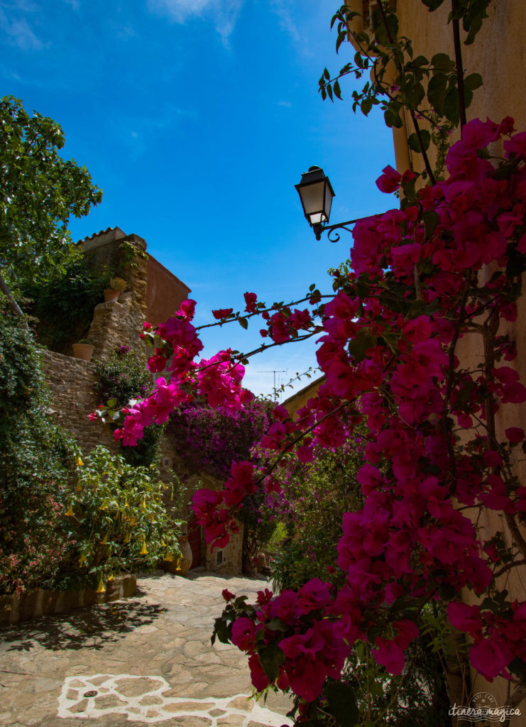 Un des plus beaux villages de la Côte d'Azur, une plage paradisiaque et la beauté du sentier du littoral : venez découvrir Bormes-les-Mimosas sur Itinera Magica