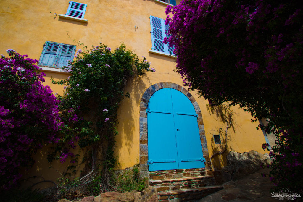 Un des plus beaux villages de la Côte d'Azur, une plage paradisiaque et la beauté du sentier du littoral : venez découvrir Bormes-les-Mimosas sur Itinera Magica