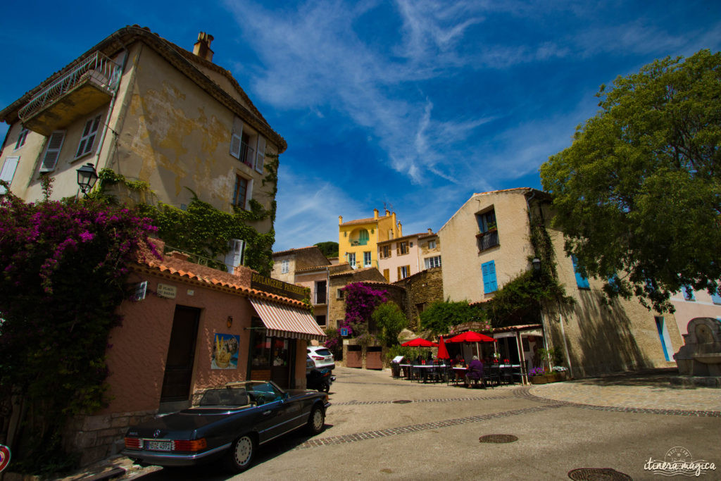 Un des plus beaux villages de la Côte d'Azur, une plage paradisiaque et la beauté du sentier du littoral : venez découvrir Bormes-les-Mimosas sur Itinera Magica