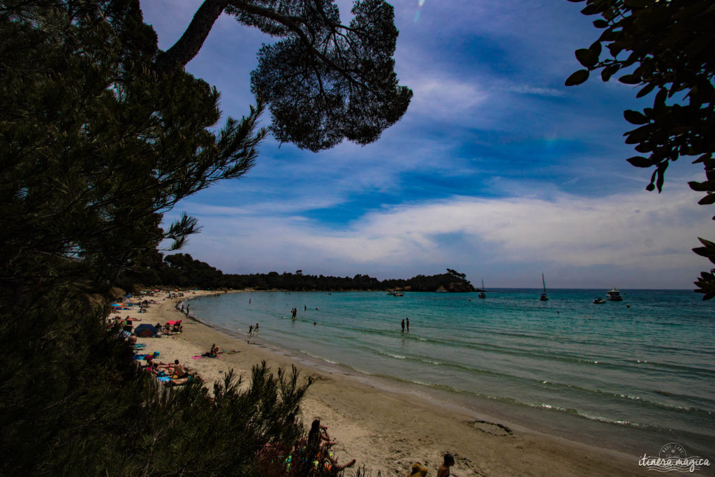 Découvrez le sentier du littoral, la plage de l'Estagnol et le fort de Brégançon sur Itinera Magica : la côte d'Azur dans toute sa splendeur !