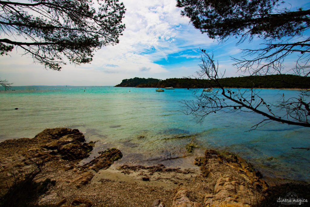 Un des plus beaux villages de la Côte d'Azur, une plage paradisiaque et la beauté du sentier du littoral : venez découvrir Bormes-les-Mimosas sur Itinera Magica