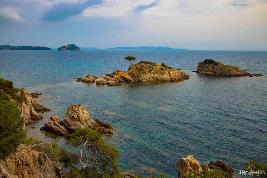 Découvrez le sentier du littoral, la plage de l'Estagnol et le fort de Brégançon sur Itinera Magica : la côte d'Azur dans toute sa splendeur !