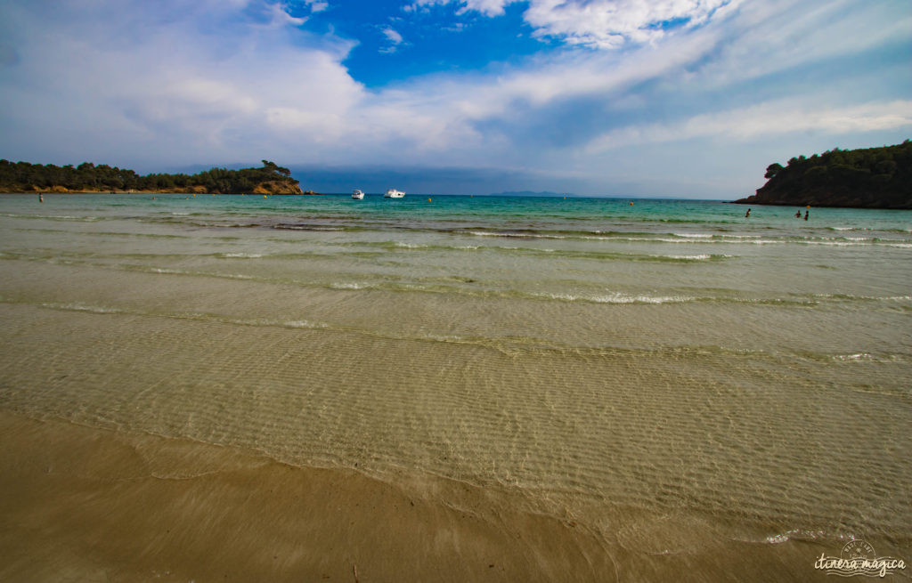 Découvrez le sentier du littoral, la plage de l'Estagnol et le fort de Brégançon sur Itinera Magica : la côte d'Azur dans toute sa splendeur !