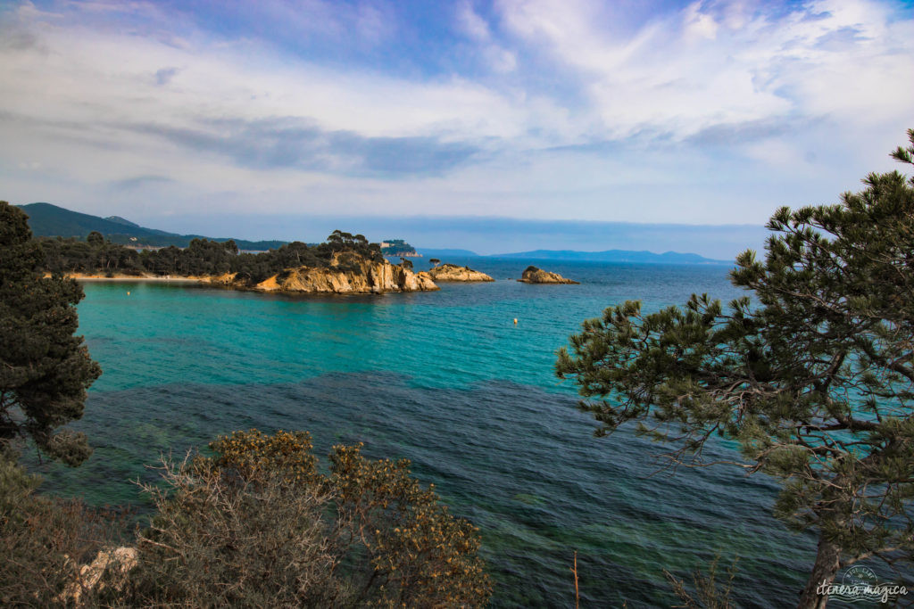 Découvrez le sentier du littoral, la plage de l'Estagnol et le fort de Brégançon sur Itinera Magica : la côte d'Azur dans toute sa splendeur !