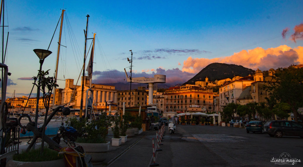 Sorrente, Amalfi, Positano : au sud de Naples court une des plus belles côtes du monde. Voyage en bord de la mer étincelante, à flanc de falaise, au coeur des villages couverts de fleurs.