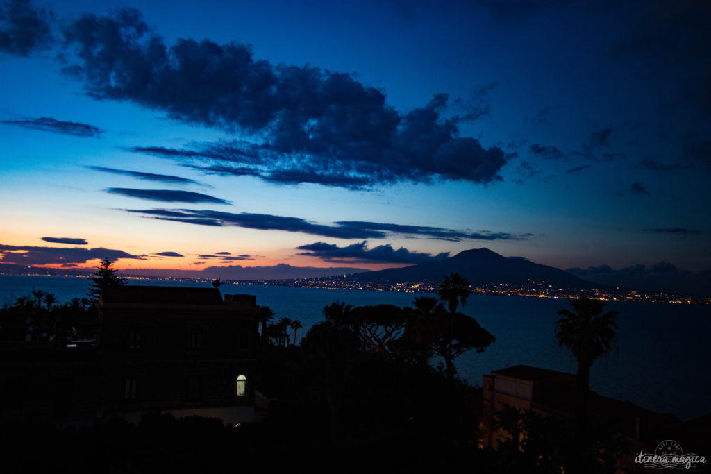 Sorrente, Amalfi, Positano : au sud de Naples court une des plus belles côtes du monde. Voyage en bord de la mer étincelante, à flanc de falaise, au coeur des villages couverts de fleurs.