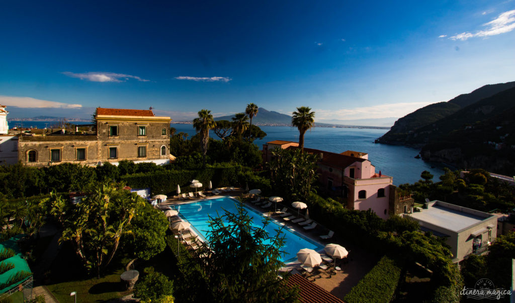 Sorrente, Amalfi, Positano : au sud de Naples court une des plus belles côtes du monde. Voyage en bord de la mer étincelante, à flanc de falaise, au coeur des villages couverts de fleurs.