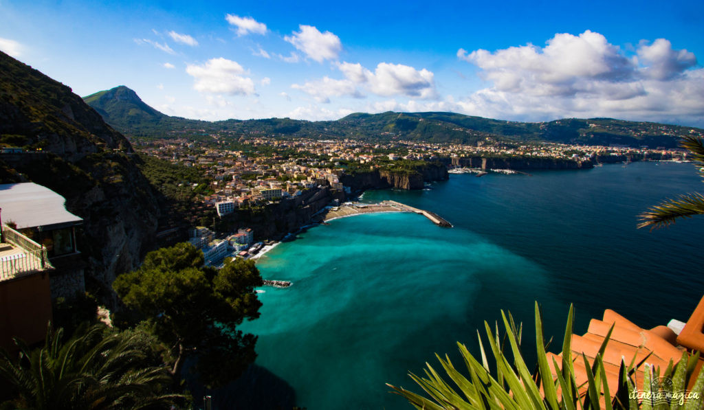 Sorrente, Amalfi, Positano : au sud de Naples court une des plus belles côtes du monde. Voyage en bord de la mer étincelante, à flanc de falaise, au coeur des villages couverts de fleurs. Positano ou Amalfi ?