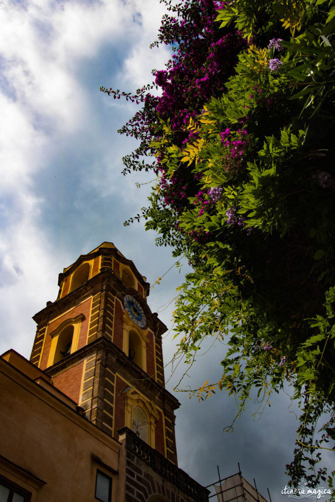 Sorrente, Amalfi, Positano : au sud de Naples court une des plus belles côtes du monde. Voyage en bord de la mer étincelante, à flanc de falaise, au coeur des villages couverts de fleurs.