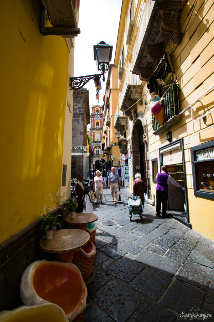 Sorrente, Amalfi, Positano : au sud de Naples court une des plus belles côtes du monde. Voyage en bord de la mer étincelante, à flanc de falaise, au coeur des villages couverts de fleurs.