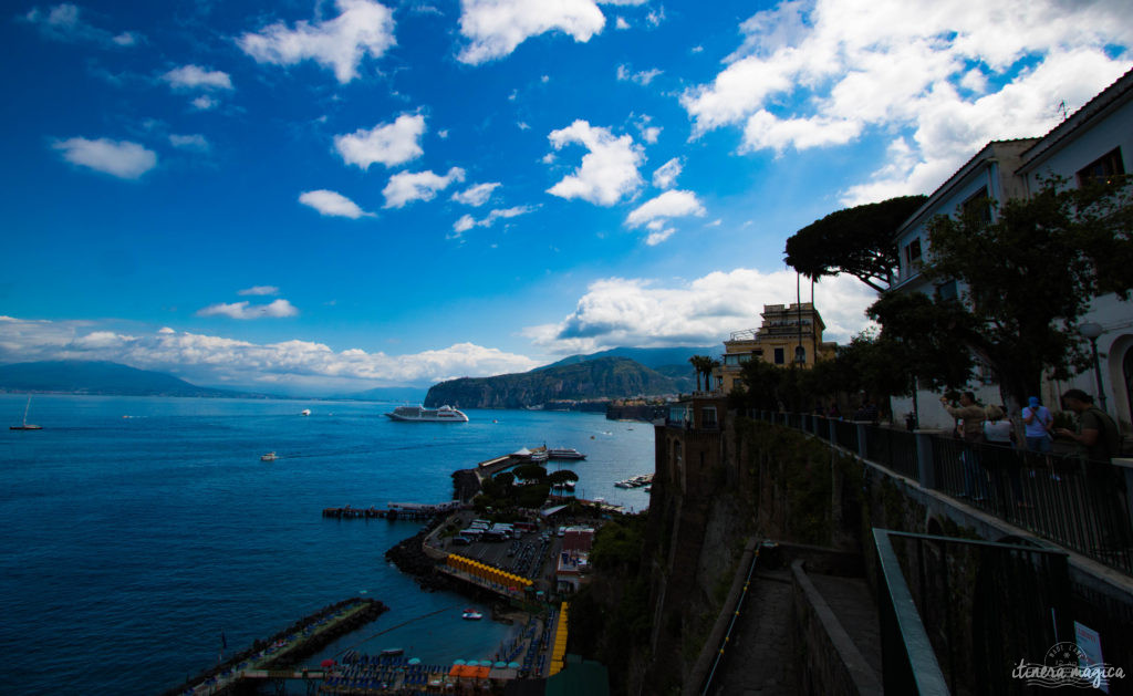 Sorrente, Amalfi, Positano : au sud de Naples court une des plus belles côtes du monde. Voyage en bord de la mer étincelante, à flanc de falaise, au coeur des villages couverts de fleurs.