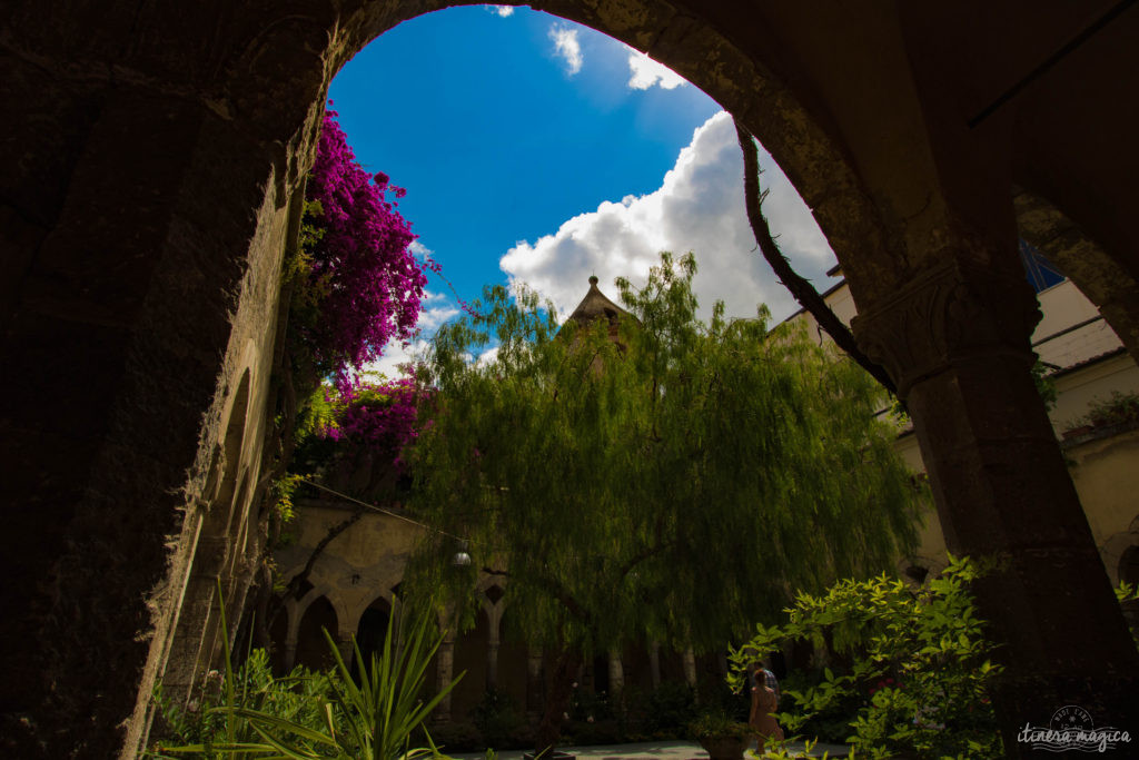 Sorrente, Amalfi, Positano : au sud de Naples court une des plus belles côtes du monde. Voyage en bord de la mer étincelante, à flanc de falaise, au coeur des villages couverts de fleurs.