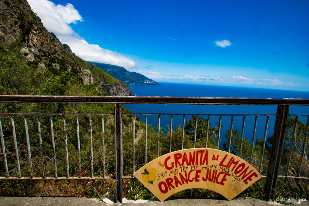 Sorrente, Amalfi, Positano : au sud de Naples court une des plus belles côtes du monde. Voyage en bord de la mer étincelante, à flanc de falaise, au coeur des villages couverts de fleurs.