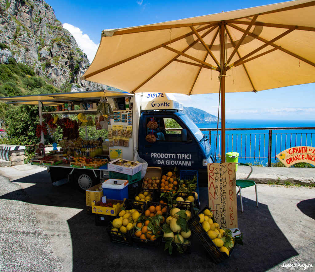 Sorrente, Amalfi, Positano : au sud de Naples court une des plus belles côtes du monde. Voyage en bord de la mer étincelante, à flanc de falaise, au coeur des villages couverts de fleurs.