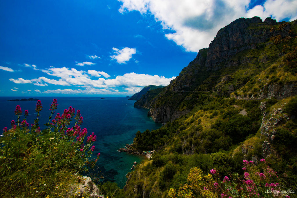 Sorrente, Amalfi, Positano : au sud de Naples court une des plus belles côtes du monde. Voyage en bord de la mer étincelante, à flanc de falaise, au coeur des villages couverts de fleurs.