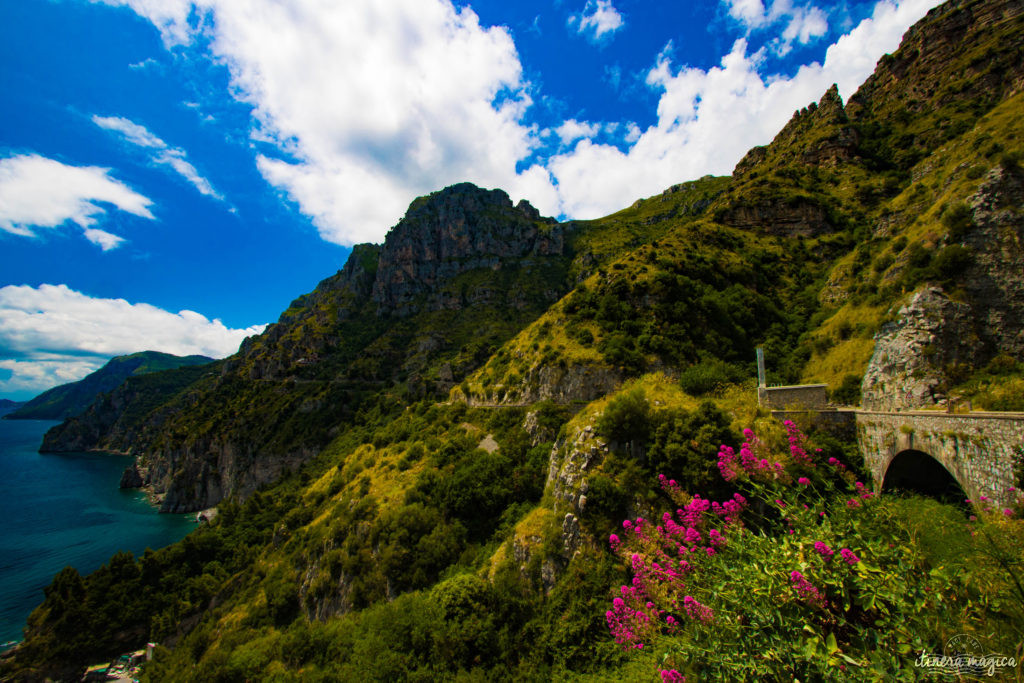 Sorrente, Amalfi, Positano : au sud de Naples court une des plus belles côtes du monde. Voyage en bord de la mer étincelante, à flanc de falaise, au coeur des villages couverts de fleurs.