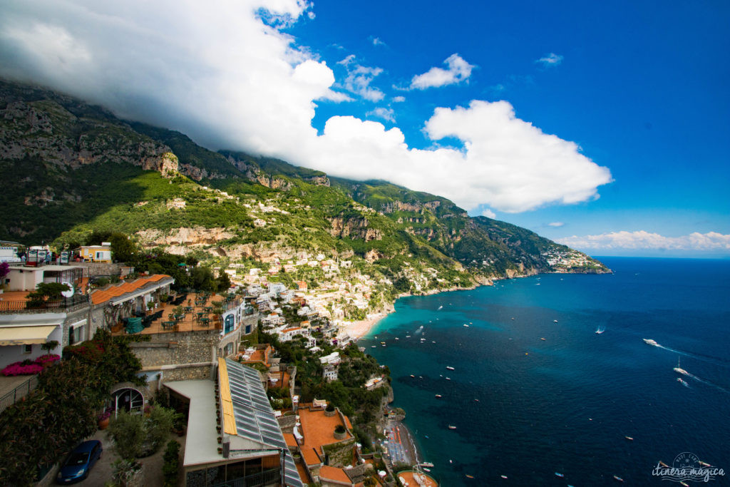 Sorrente, Amalfi, Positano : au sud de Naples court une des plus belles côtes du monde. Voyage en bord de la mer étincelante, à flanc de falaise, au coeur des villages couverts de fleurs.