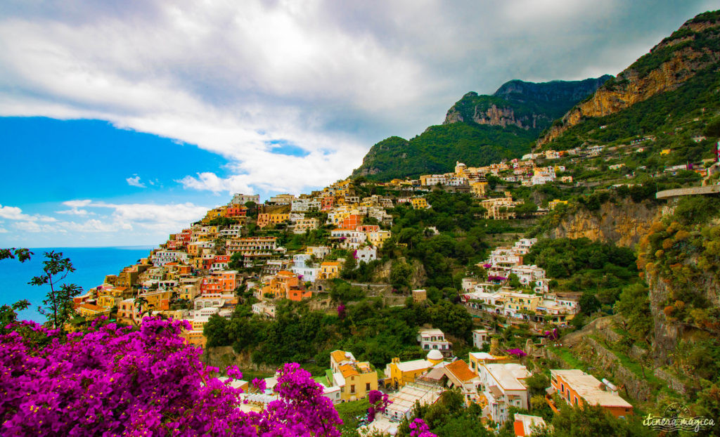 Sorrente, Amalfi, Positano : au sud de Naples court une des plus belles côtes du monde. Voyage en bord de la mer étincelante, à flanc de falaise, au coeur des villages couverts de fleurs.