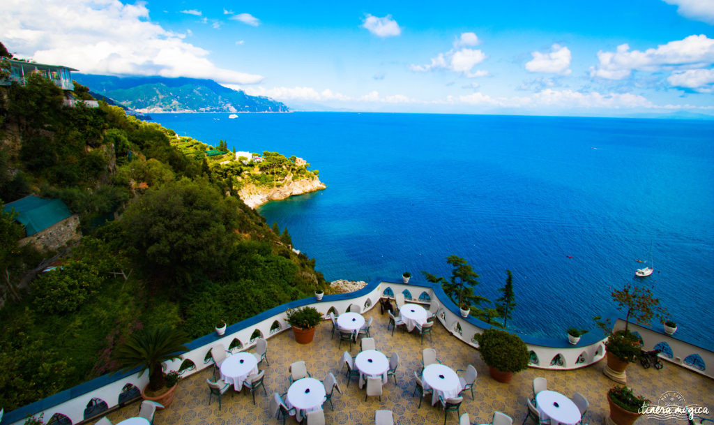 Sorrente, Amalfi, Positano : au sud de Naples court une des plus belles côtes du monde. Voyage en bord de la mer étincelante, à flanc de falaise, au coeur des villages couverts de fleurs.