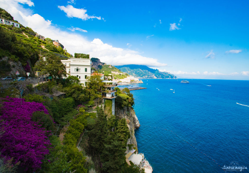 Sorrente, Amalfi, Positano : au sud de Naples court une des plus belles côtes du monde. Voyage en bord de la mer étincelante, à flanc de falaise, au coeur des villages couverts de fleurs.