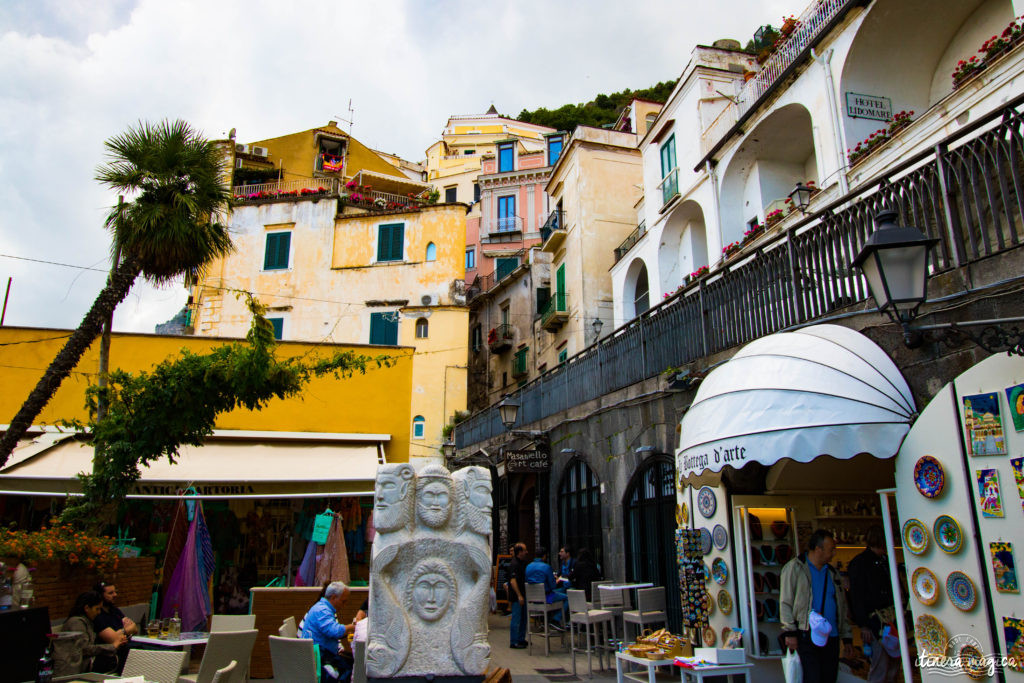 Sorrente, Amalfi, Positano : au sud de Naples court une des plus belles côtes du monde. Voyage en bord de la mer étincelante, à flanc de falaise, au coeur des villages couverts de fleurs.