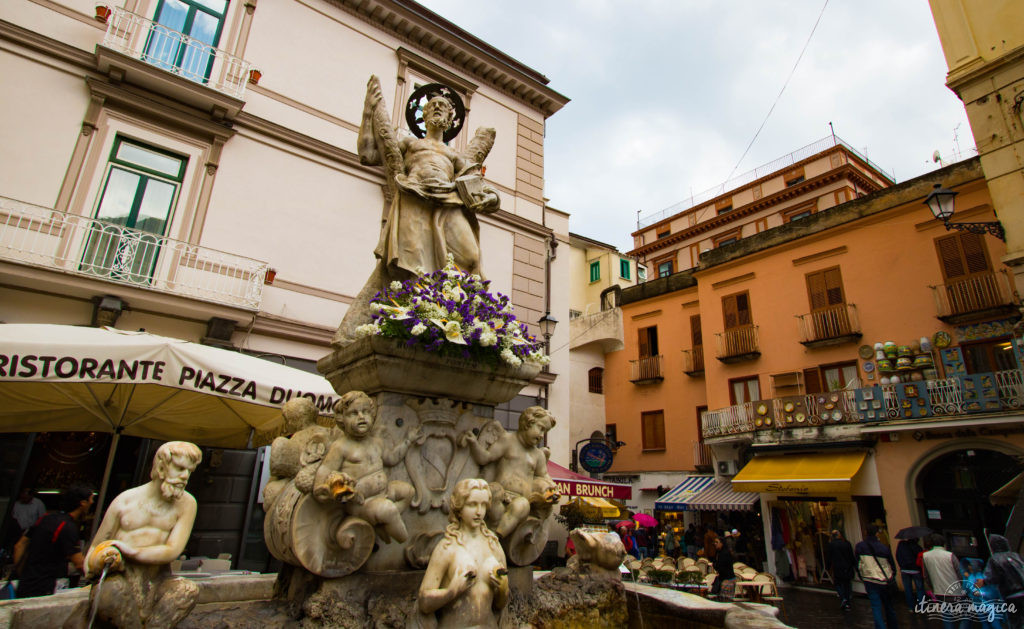 Sorrente, Amalfi, Positano : au sud de Naples court une des plus belles côtes du monde. Voyage en bord de la mer étincelante, à flanc de falaise, au coeur des villages couverts de fleurs.