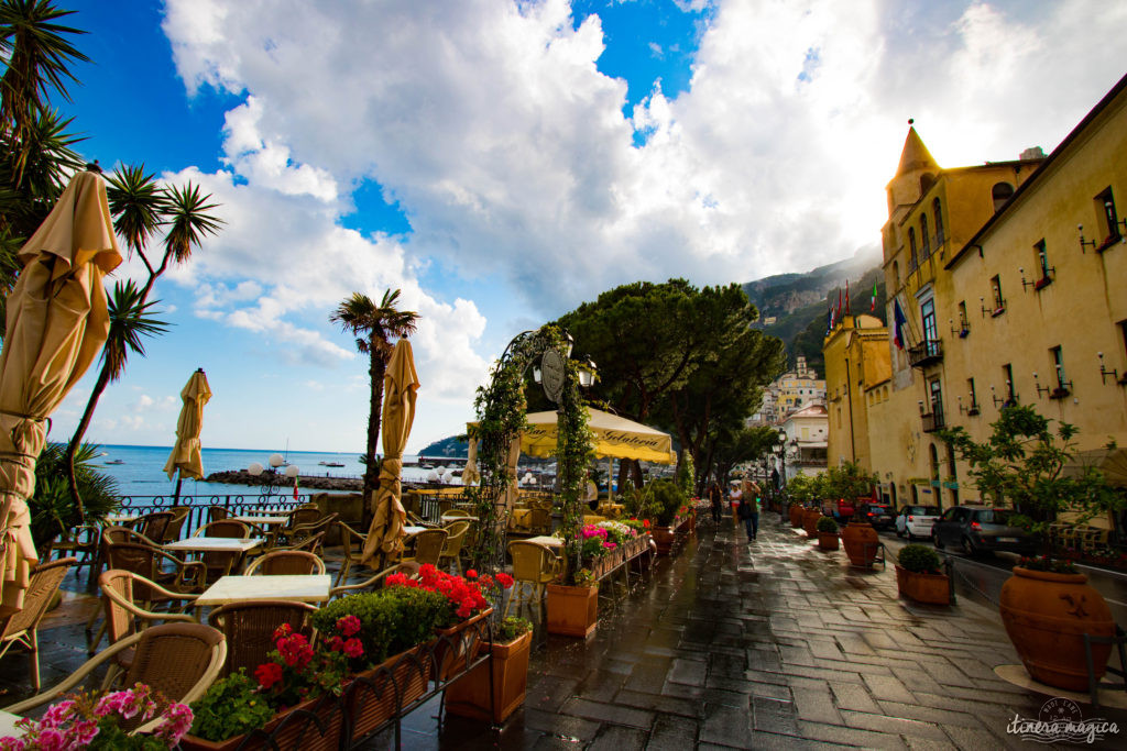 Sorrente, Amalfi, Positano : au sud de Naples court une des plus belles côtes du monde. Voyage en bord de la mer étincelante, à flanc de falaise, au coeur des villages couverts de fleurs.