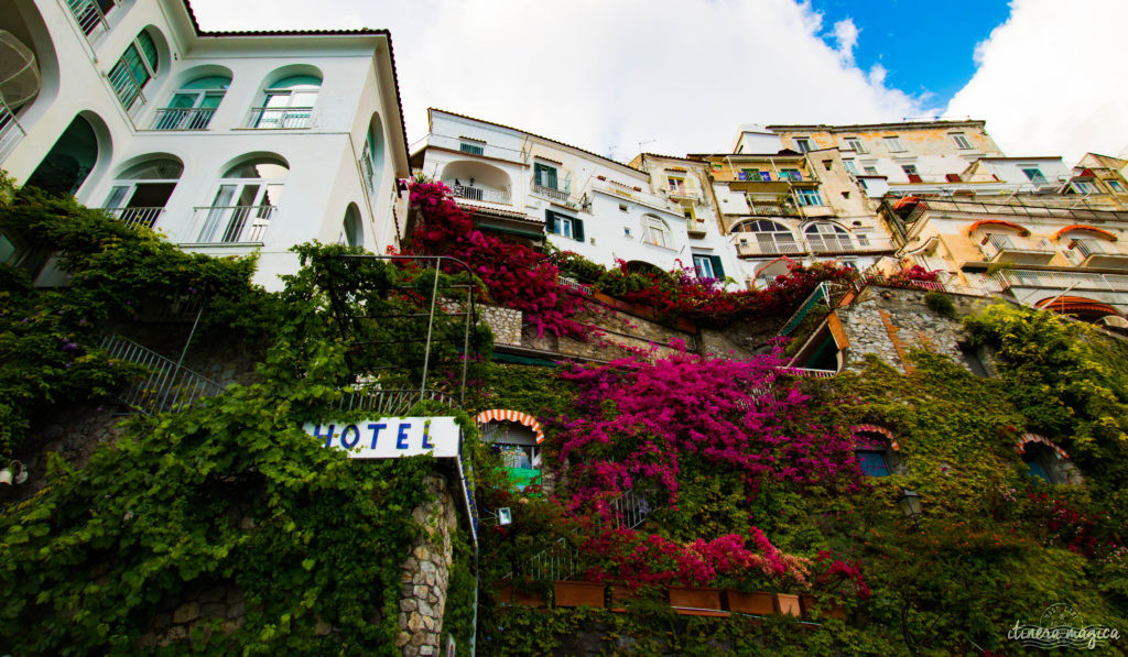 Sorrente, Amalfi, Positano : au sud de Naples court une des plus belles côtes du monde. Voyage en bord de la mer étincelante, à flanc de falaise, au coeur des villages couverts de fleurs.