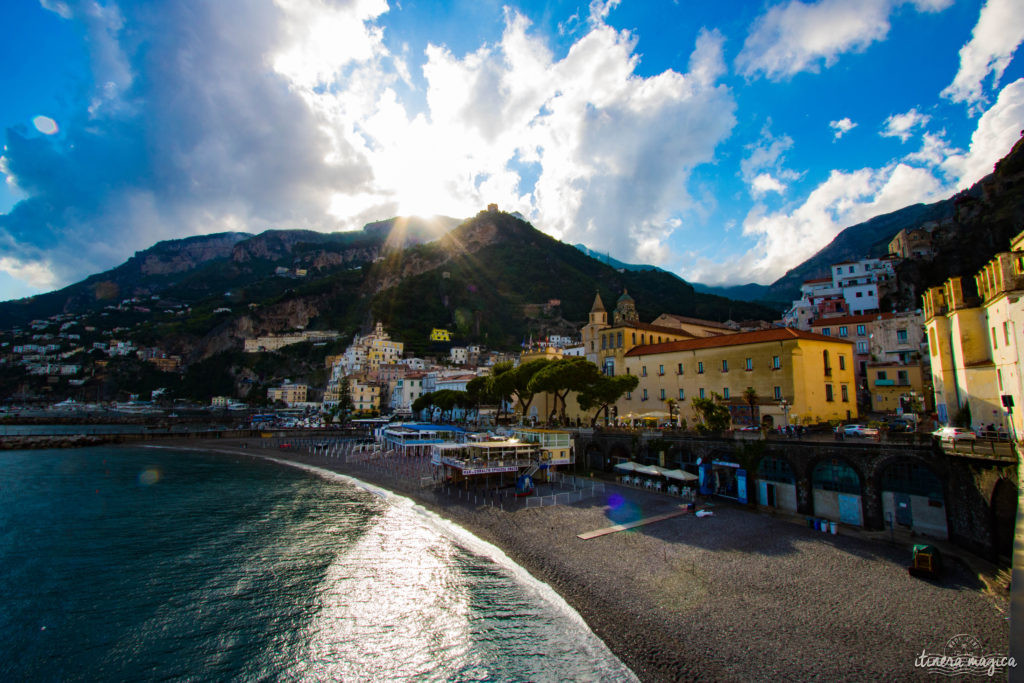 Sorrente, Amalfi, Positano : au sud de Naples court une des plus belles côtes du monde. Voyage en bord de la mer étincelante, à flanc de falaise, au coeur des villages couverts de fleurs.