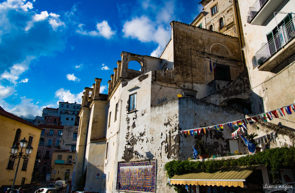 Sorrente, Amalfi, Positano : au sud de Naples court une des plus belles côtes du monde. Voyage en bord de la mer étincelante, à flanc de falaise, au coeur des villages couverts de fleurs.