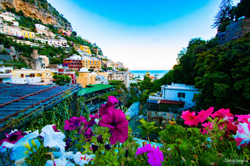 Sorrente, Amalfi, Positano : au sud de Naples court une des plus belles côtes du monde. Voyage en bord de la mer étincelante, à flanc de falaise, au coeur des villages couverts de fleurs.