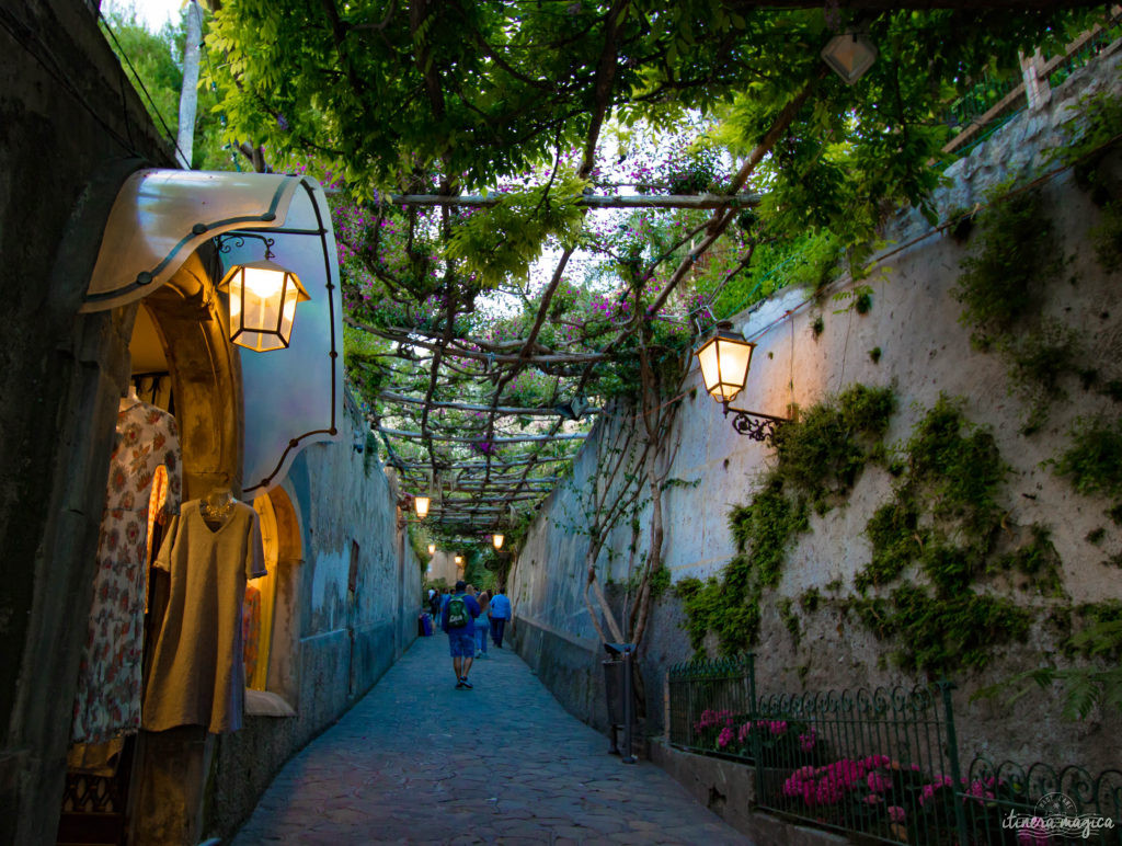 Sorrente, Amalfi, Positano : au sud de Naples court une des plus belles côtes du monde. Voyage en bord de la mer étincelante, à flanc de falaise, au coeur des villages couverts de fleurs.