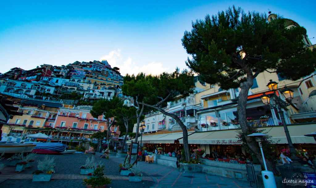 Sorrente, Amalfi, Positano : au sud de Naples court une des plus belles côtes du monde. Voyage en bord de la mer étincelante, à flanc de falaise, au coeur des villages couverts de fleurs.