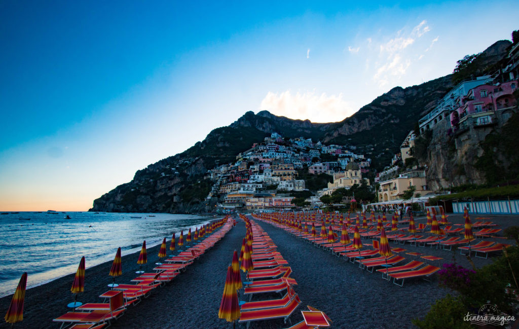 Sorrente, Amalfi, Positano : au sud de Naples court une des plus belles côtes du monde. Voyage en bord de la mer étincelante, à flanc de falaise, au coeur des villages couverts de fleurs.