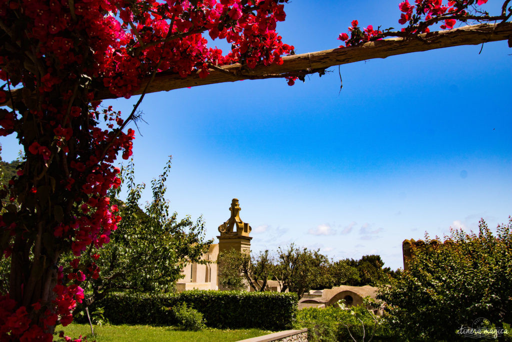 Capri est la perle du golfe de Naples. Tout voyage en Italie du Sud doit passer par cette île de rêve, entre Méditerranée et jardins. Capri, la dolce vita !