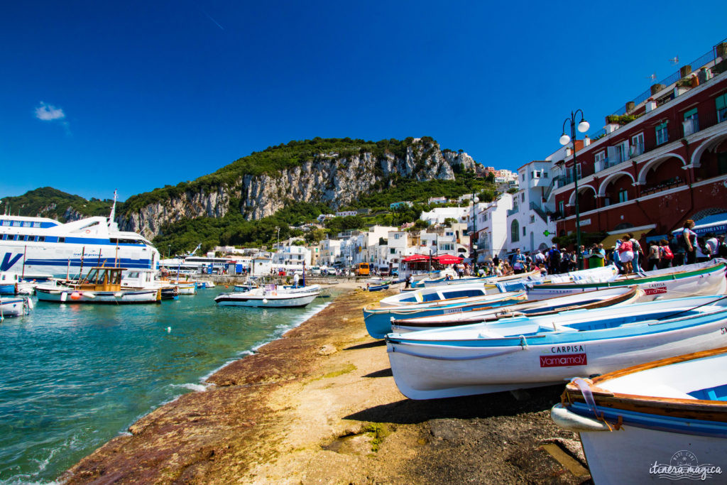 Capri est la perle du golfe de Naples. Tout voyage en Italie du Sud doit passer par cette île de rêve, entre Méditerranée et jardins. Capri, la dolce vita !