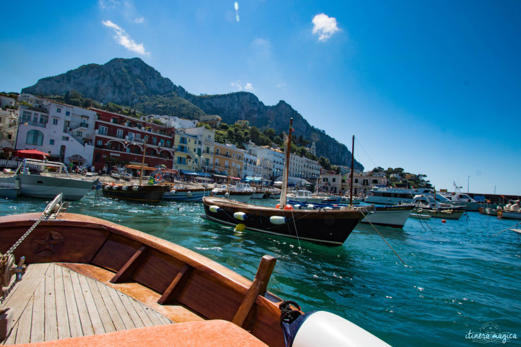 Capri est la perle du golfe de Naples. Tout voyage en Italie du Sud doit passer par cette île de rêve, entre Méditerranée et jardins. Capri, la dolce vita !